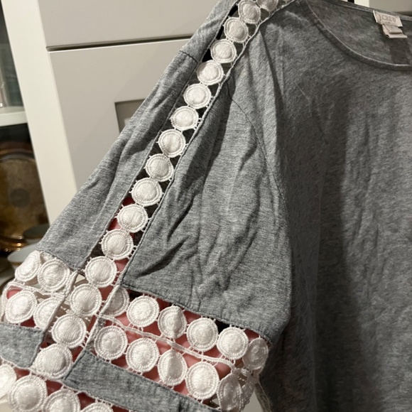 Grey t-shirt with white crochet detail - Picture 3 of 4